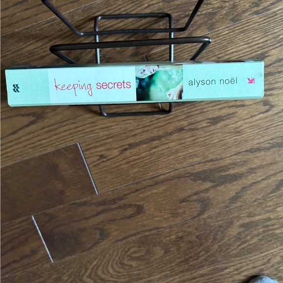 4 books for $16 - KEEPING SECRETS by Alyson Noel - Picture 2 of 4